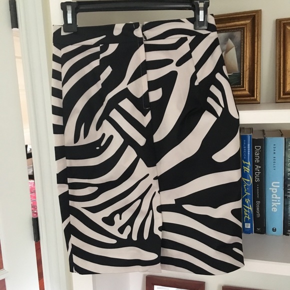 EUC H&M Zebra Print Pencil Skirt size 4 - Picture 3 of 8